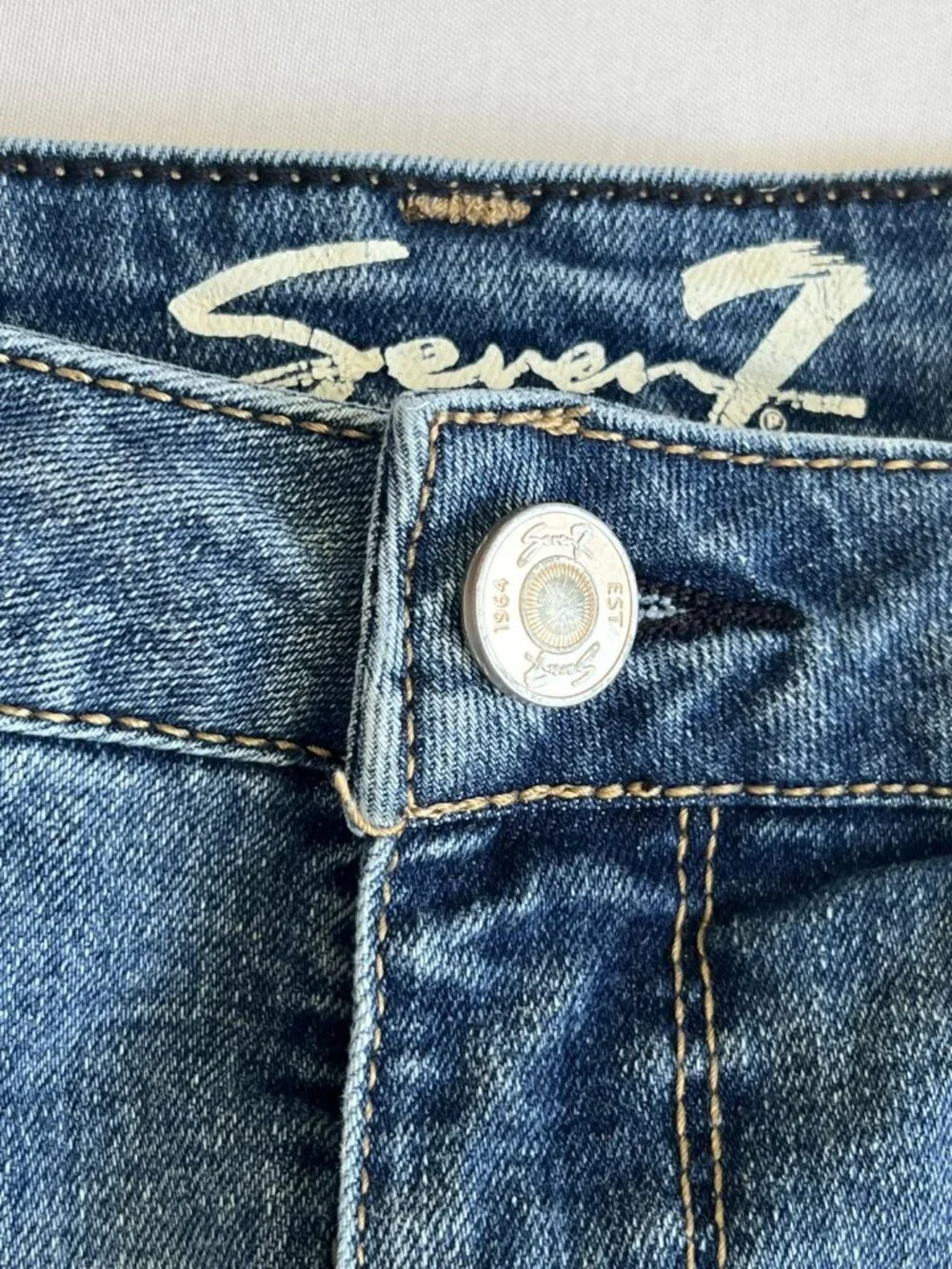 Seven7 Est. 1964 Size 4 Medium Wash Denim Shorts Raw Frayed Hem Mid Rise EUC - Picture 3 of 11